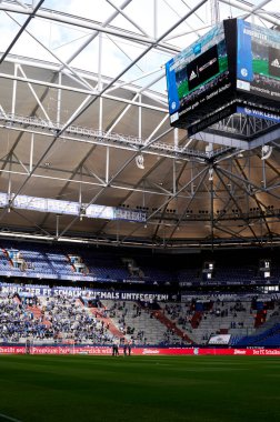 GELSENKIRCHEN, GERMANY - 2 Ekim 2022 Veltins Arena. Bundesliga FC Schalke 04 - Augsburg futbol karşılaşması