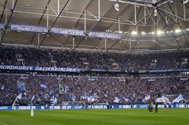 GELSENKIRCHEN, GERMANY - 2 Ekim 2022 Veltins Arena. Bundesliga FC Schalke 04 - Augsburg futbol karşılaşması