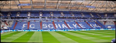 GELSENKIRCHEN, GERMANY - 2 Ekim 2022 Veltins Arena. Bundesliga FC Schalke 04 - Augsburg futbol karşılaşması