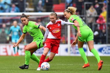 ALMANY, COLOGNE - 27 YIL 2022 Laura Donhauser, Lena Lattwein. Bayanlar Bundesliga 1.FC Koeln Frauen-VfL Wolfsburg Frauen maçı