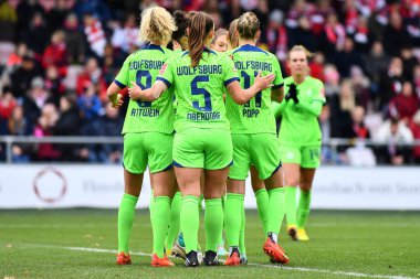 GERÇEK, COLOGNE - 27 YIL 2022 Lena Oberdorf, Ewa Pajor, Alexandra Popp. Bayanlar Bundesliga 1.FC Koeln Frauen-VfL Wolfsburg Frauen maçı