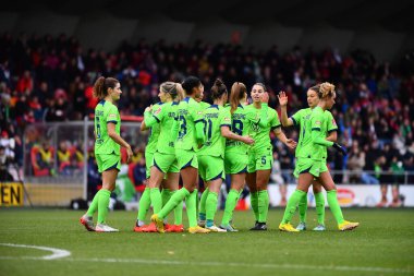 ALMANY, COLOGNE - 27 YIL 2022 Kadınlar Bundesliga 1.FC Koeln Frauen-VfL Wolfsburg Frauen maçı