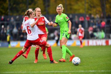 ALMANY, COLOGNE - 27 YIL 2022 Kadınlar Bundesliga 1.FC Koeln Frauen-VfL Wolfsburg Frauen maçı