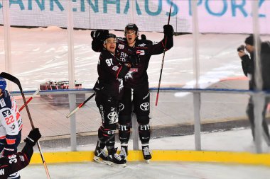 COLOGNE, ALMANE - 3 ARALIK 2022 Kış Oyunu. Hokey maçı DEL Koelner Haie - Adler Mannheim