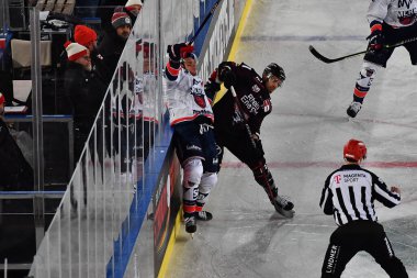 COLOGNE, ALMANE - 3 ARALIK 2022 Kış Oyunu. Hokey maçı DEL Koelner Haie - Adler Mannheim