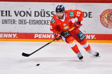 DÜKSELDORF, ALMANY - 4 ARALIK 2022 Hokey maçı DEL Duesseldorfer EG - Swenninger Wild Wins