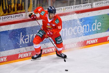 DÜKSELDORF, ALMANY - 4 ARALIK 2022 Hokey maçı DEL Duesseldorfer EG - Swenninger Wild Wins