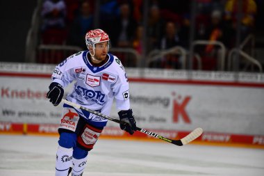 DÜKSELDORF, ALMANY - 4 ARALIK 2022 Hokey maçı DEL Duesseldorfer EG - Swenninger Wild Wins