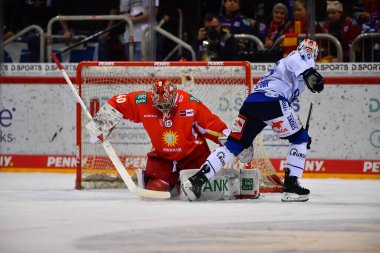 DÜKSELDORF, ALMANY - 4 ARALIK 2022 Hokey maçı DEL Duesseldorfer EG - Swenninger Wild Wins