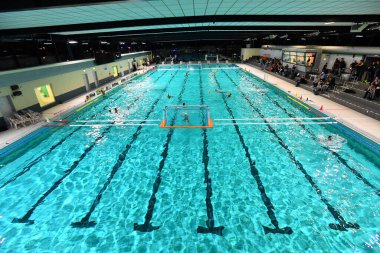DUISBURG, Almanya - 07 Aralık 2022: 1 Waterpolo maçı. Bundesliga Vorrunde A ASC Duisburg vs Wfr. Spandau 04