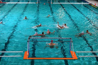 DUISBURG, Almanya - 07 Aralık 2022: 1 Waterpolo maçı. Bundesliga Vorrunde A ASC Duisburg vs Wfr. Spandau 04