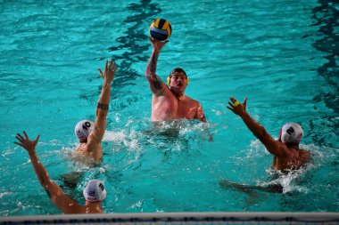DUISBURG, Almanya - 07 Aralık 2022: 1 Waterpolo maçı. Bundesliga Vorrunde A ASC Duisburg vs Wfr. Spandau 04