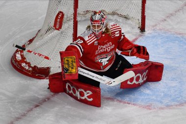COLOGNE, Almanya - 16 Aralık 2022 Hokey maçı DeL Koelner Haie - Duesseldorfer EG