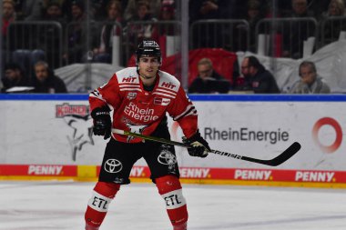 COLOGNE, Almanya - 16 Aralık 2022 Hokey maçı DeL Koelner Haie - Duesseldorfer EG