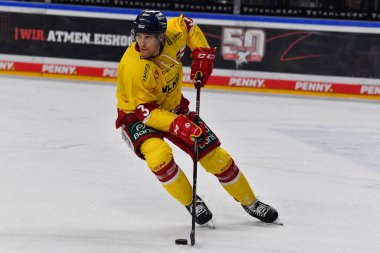 COLOGNE, Almanya - 16 Aralık 2022 Hokey maçı DeL Koelner Haie - Duesseldorfer EG