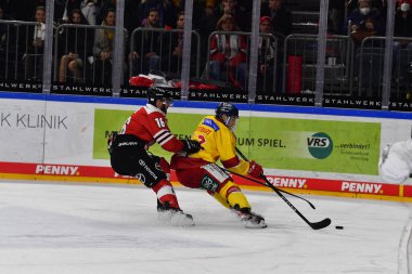 COLOGNE, Almanya - 16 Aralık 2022 Hokey maçı DeL Koelner Haie - Duesseldorfer EG