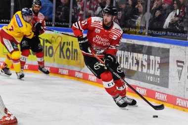 COLOGNE, Almanya - 16 Aralık 2022 Hokey maçı DeL Koelner Haie - Duesseldorfer EG