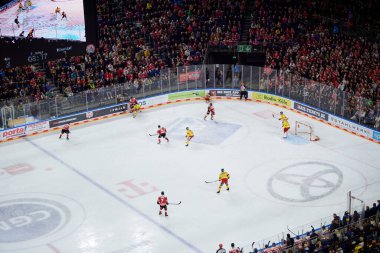 COLOGNE, ALMANY - 2 HAZİRAN 2023 Hokey maçı DeL Koelner Haie - Dusseldorfer EG 