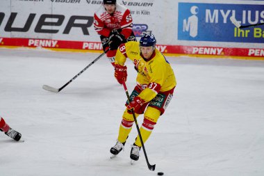 COLOGNE, ALMANY - 2 HAZİRAN 2023 Hokey maçı DeL Koelner Haie - Dusseldorfer EG 