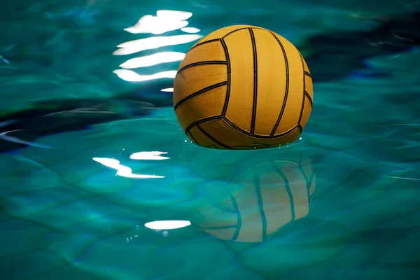 Water Polo Gele Waterpolo Bal Een Zwembad Blauwe Waterachtergrond — Stockfoto