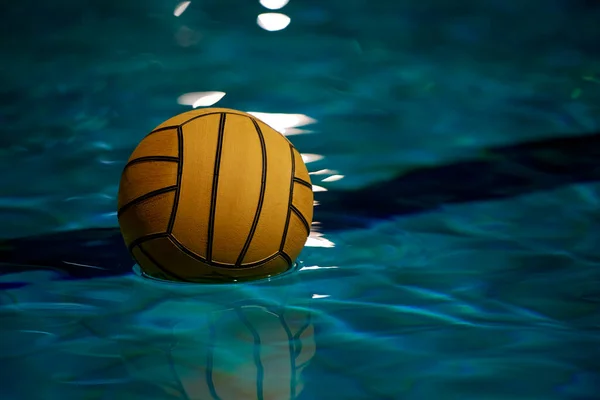 Wasserball Gelber Wasserball Ball Einem Schwimmbad Auf Blauem Wasser Hintergrund — Stockfoto