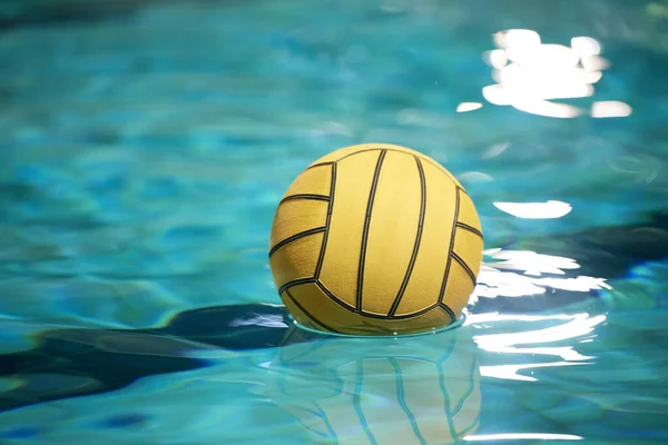 Water Polo Gele Waterpolo Bal Een Zwembad Blauwe Waterachtergrond — Stockfoto