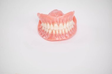 Beyaz arka planda diş protezleri. Güzel dişler seramik seramik kaplamalar ve kaplamalar. Diş tedavisi kliniği hastası. Ağız cerrahisi