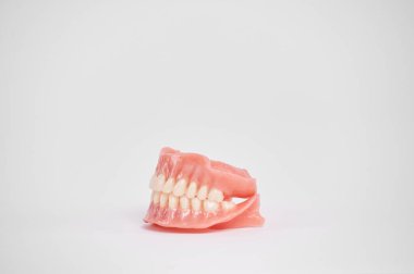 Beyaz arka planda diş protezleri. Güzel dişler seramik seramik kaplamalar ve kaplamalar. Diş tedavisi kliniği hastası. Ağız cerrahisi