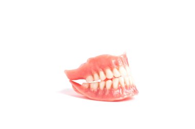 Beyaz arka planda diş protezleri. Güzel dişler seramik seramik kaplamalar ve kaplamalar. Diş tedavisi kliniği hastası. Ağız cerrahisi