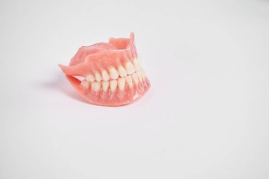 Beyaz arka planda diş protezleri. Güzel dişler seramik seramik kaplamalar ve kaplamalar. Diş tedavisi kliniği hastası. Ağız cerrahisi