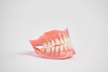 Beyaz arka planda diş protezleri. Güzel dişler seramik seramik kaplamalar ve kaplamalar. Diş tedavisi kliniği hastası. Ağız cerrahisi