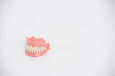 Beyaz arka planda diş protezleri. Güzel dişler seramik seramik kaplamalar ve kaplamalar. Diş tedavisi kliniği hastası. Ağız cerrahisi