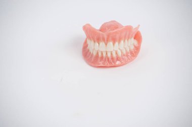 Beyaz arka planda diş protezleri. Güzel dişler seramik seramik kaplamalar ve kaplamalar. Diş tedavisi kliniği hastası. Ağız cerrahisi