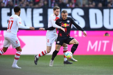 COLOGNE, ALMANY - 04.02.23 Benno Schmitz, David Raum 'a karşı. Maç 1 'de. Bundesliga 1.FC Koeln RB Leipzig 'e karşı RHEIN ENERGIE STADION