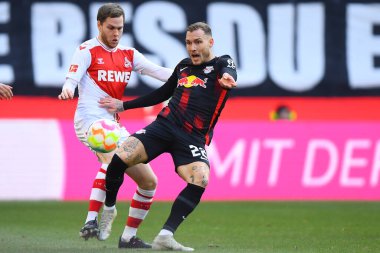 COLOGNE, ALMANY - 04.02.23 Benno Schmitz, David Raum 'a karşı. Maç 1 'de. Bundesliga 1.FC Koeln RB Leipzig 'e karşı RHEIN ENERGIE STADION