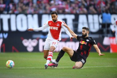 COLOGNE, ALMANY - 04.02.23: Josko Gvardiol bs Linton Maina. Maç 1 'de. Bundesliga 1.FC Koeln RB Leipzig 'e karşı RHEIN ENERGIE STADION