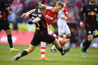 COLOGNE, ALMANY - 04.02.23 Florian Kainz, Xaver Schlager 'a karşı. Maç 1 'de. Bundesliga 1.FC Koeln RB Leipzig 'e karşı RHEIN ENERGIE STADION