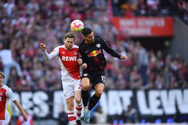 COLOGNE, ALMANY - 04.02.23: Andre Silva Benno Schmitz 'e karşı. Maç 1 'de. Bundesliga 1.FC Koeln RB Leipzig 'e karşı RHEIN ENERGIE STADION