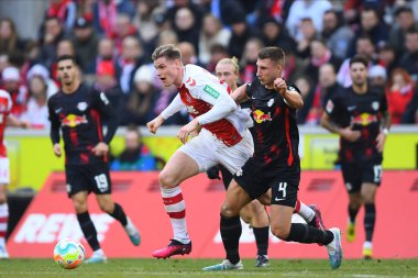 COLOGNE, ALMANY - 04.02.23: Steffen Tigges Willi Orban 'a karşı. Maç 1 'de. Bundesliga 1.FC Koeln RB Leipzig 'e karşı RHEIN ENERGIE STADION