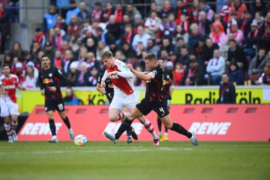 COLOGNE, ALMANY - 04.02.23: Willi Orban, Steffen Tigges 'e karşı. Maç 1 'de. Bundesliga 1.FC Koeln RB Leipzig 'e karşı RHEIN ENERGIE STADION
