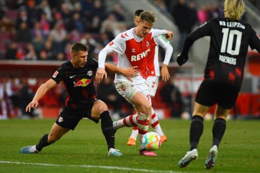 COLOGNE, ALMANY - 04.02.23: Steffen Tigges Willi Orban 'a karşı. Maç 1 'de. Bundesliga 1.FC Koeln RB Leipzig 'e karşı RHEIN ENERGIE STADION