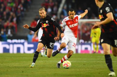 COLOGNE, ALMANY - 04.02.23: Konrad Laimer Ellyes Skhiri 'ye karşı. Maç 1 'de. Bundesliga 1.FC Koeln RB Leipzig 'e karşı RHEIN ENERGIE STADION