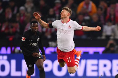 COLOGNE, ALMANY - 12.02.23: Uçan Florian Kainz. Maç 1 'de. Bundesliga 1. FC Koeln Eintracht Frankfurt 'a karşı Rhein Enerji Stadyumu