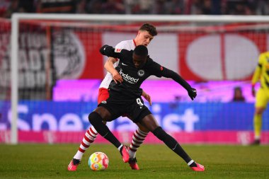 COLOGNE, ALMANY - 12.02.23 Randal Kolo Muani, Eric Martel. Maç 1 'de. Bundesliga 1. FC Koeln Eintracht Frankfurt 'a karşı Rhein Enerji Stadyumu