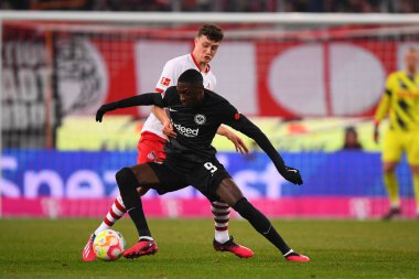 COLOGNE, ALMANY - 12.02.23 Randal Kolo Muani, Eric Martel. Maç 1 'de. Bundesliga 1. FC Koeln Eintracht Frankfurt 'a karşı Rhein Enerji Stadyumu
