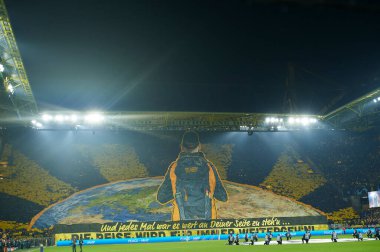 DORTMUND, ALMANY - 15.02.23: hayran performansı. Maç UEFA Şampiyonlar Ligi Borussia Dortmund - FC Chelsea maçı SIGNAL IDUNA PARK