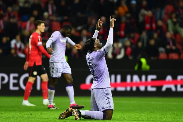 LEVERKUSEN, ALMANY - 16.02.23 Axel Disasi. UEFA Avrupa Ligi Bayer 04 Leverkusen, Bayarena 'da AS Monaco FC' ye karşı.