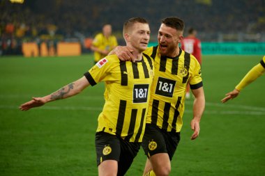 ALMANY, DORTMUND - 3 Mart 2023: Marco Reus ve Salih Özcan. Bundesliga Borussia Dortmund, Signal Iduna Park 'ta RB Leipzig' e karşı.
