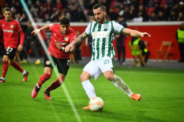 LEVERKUSEN, ALMANY - 09.03.23: Endre Botka - Piero Hincapie. Maç UEFA Avrupa Ligi Bayer 04 Leverkusen ile Ferencvaros Budapeşte arasında oynanacak.