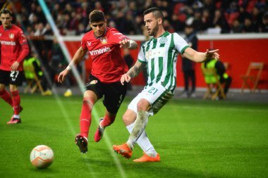 LEVERKUSEN, ALMANY - 09.03.23: Endre Botka - Piero Hincapie. Maç UEFA Avrupa Ligi Bayer 04 Leverkusen ile Ferencvaros Budapeşte arasında oynanacak.